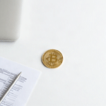 Wie die mögliche Abschaffung der Krypto‑Haltefrist Ihren Staking‑Profit um 12 % steigern kann - Description: minimalist white desk with a golden bitcoin coin tax forms and a rising arrow graphic